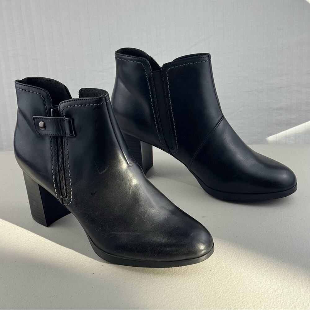 Clarks Bayla Glow Bootie Black Nubuck Leather Boots 3” Stacked Heel Women’s 10